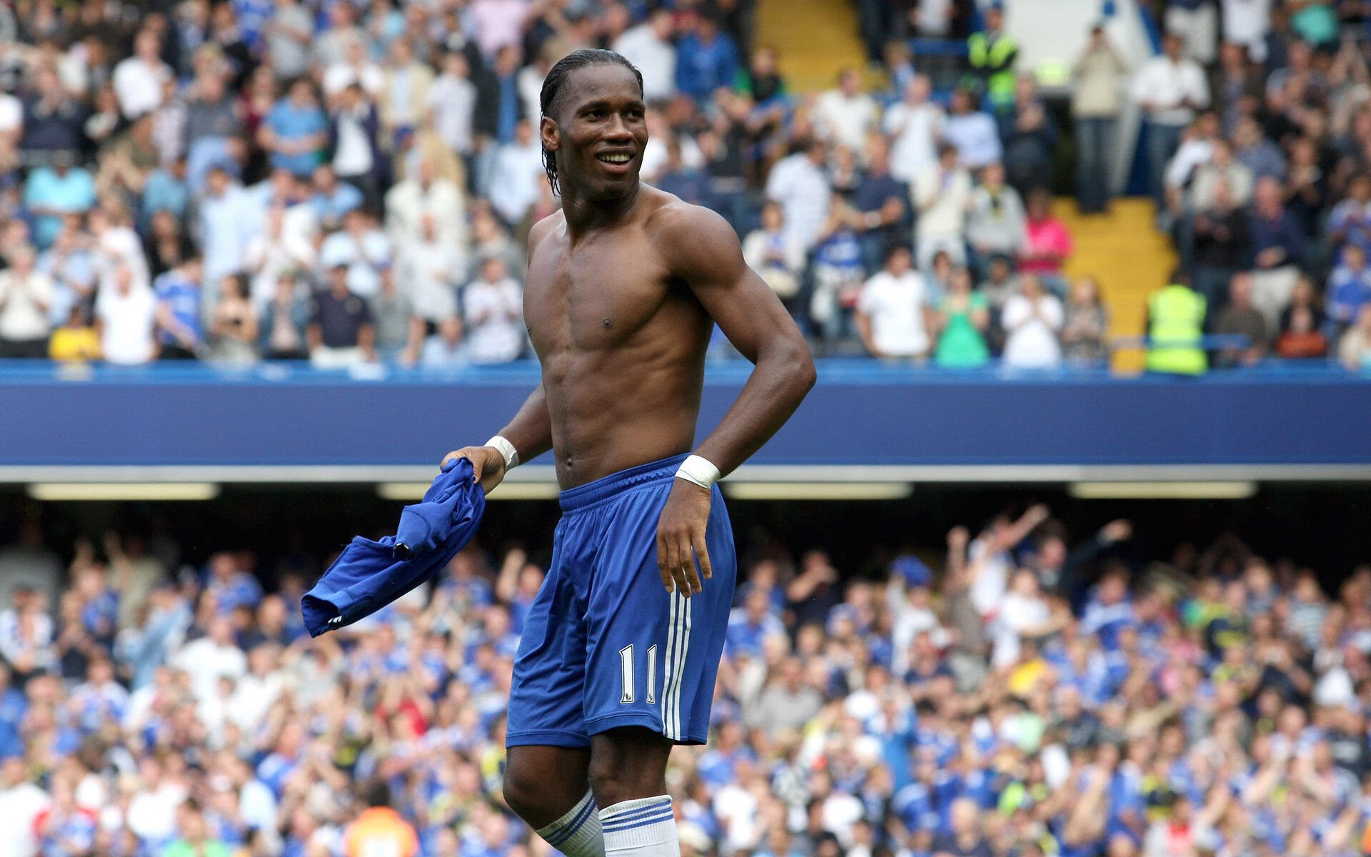 尼克斯队为退役保安举办庆典，感动全场球迷，尼克斯退役球员